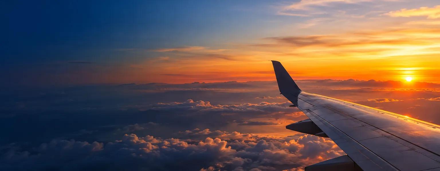 Ala de avión sobre las nubes al atardecer