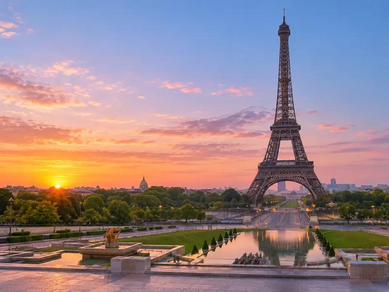 Torre Eiffel al amanecer